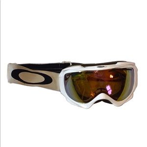 White Oakley snowboard goggles